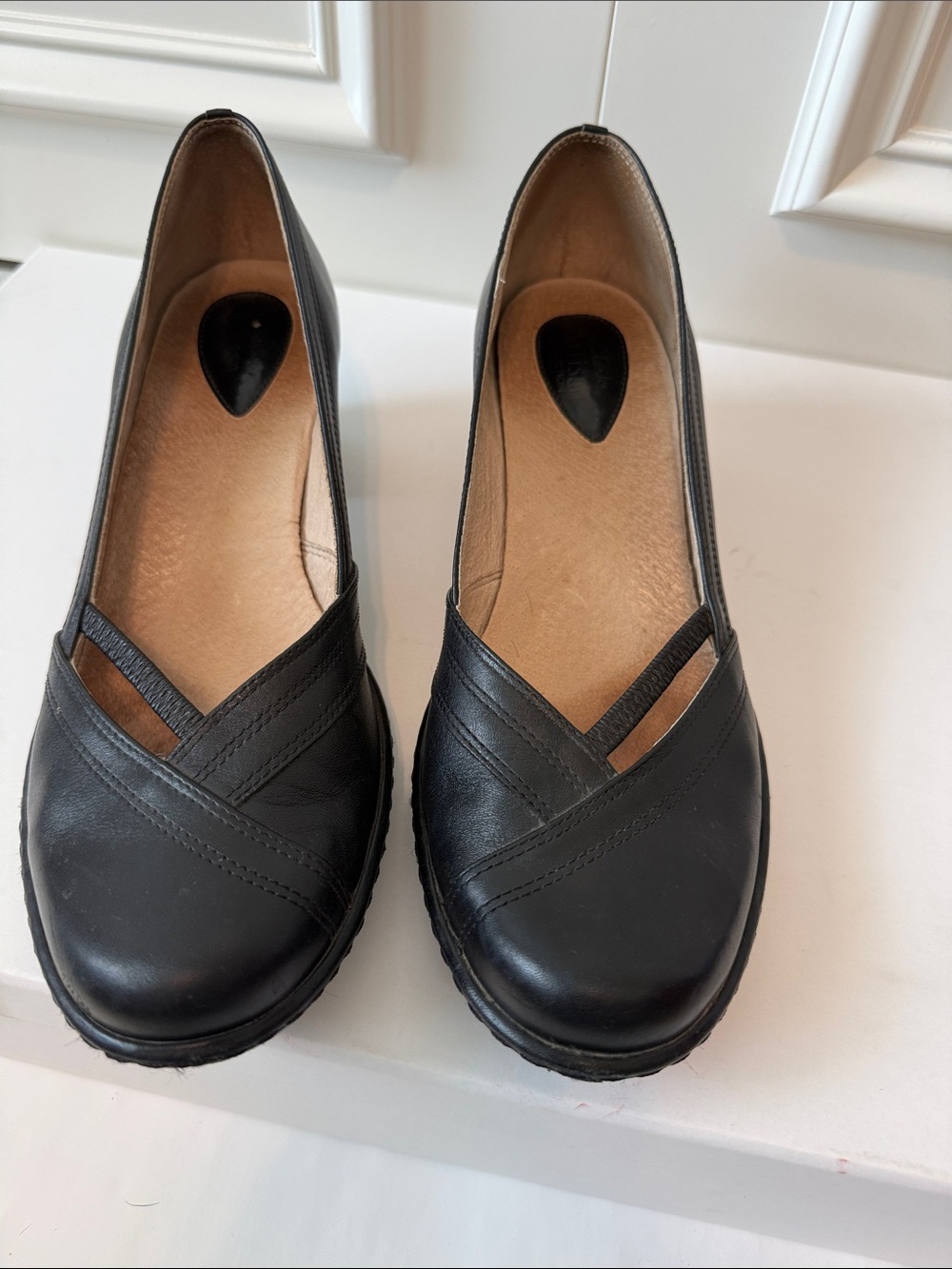 Clarks Artisan “ Sugar Sky” discontinued Black Leather Crossover Slip-Ons